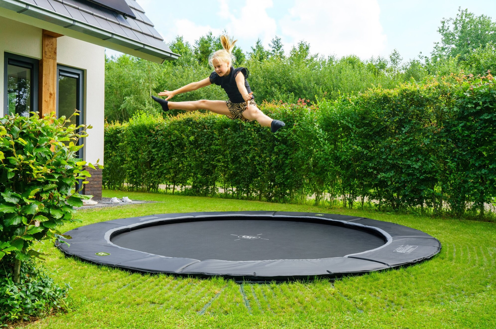 EXIT Trampolin Dynamic mit Freezone Sicherheitsplatten - ebenerdig - 305 cm - Schwarz