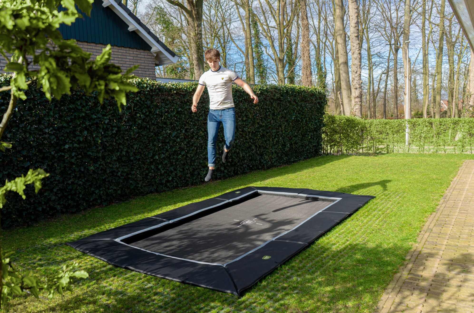 EXIT Dynamic ebenerdiges Trampolin 244x427cm mit Freezone Sicherheitsplatten - schwarz