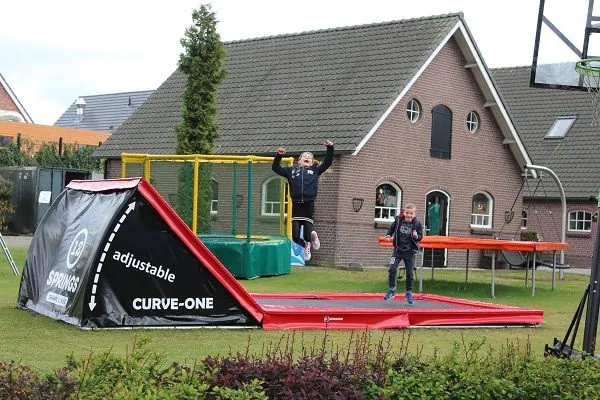 12SPRINGS CURVE-ONE Trampolin One Side Flat (OSF) - Inground - 584 x 250 cm - Schwarz / Rot